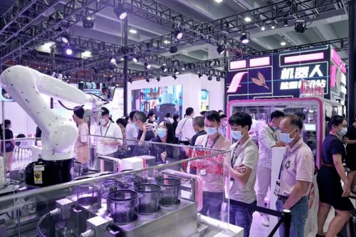 深圳市僑商會(huì)名譽(yù)會(huì)長楊國強(qiáng)旗下碧桂園 千璽機(jī)器人驚艷海絲博覽會(huì)